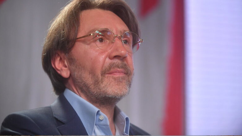 Шнуров сочинил стих в ответ на критику своего вопроса Путину