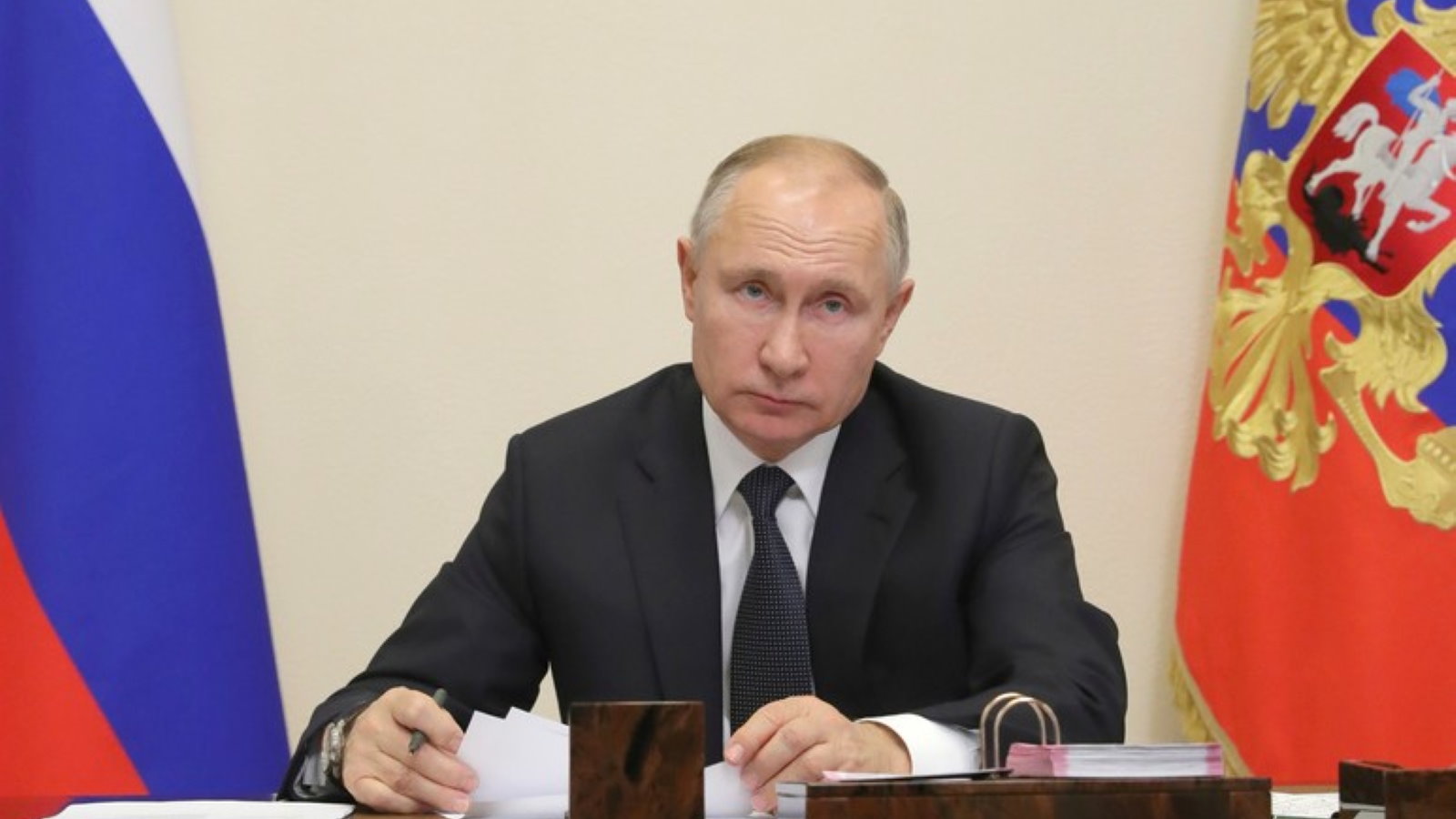 Путин поздравил работников МЧС и рассказал об оказании гумпомощи другим странам