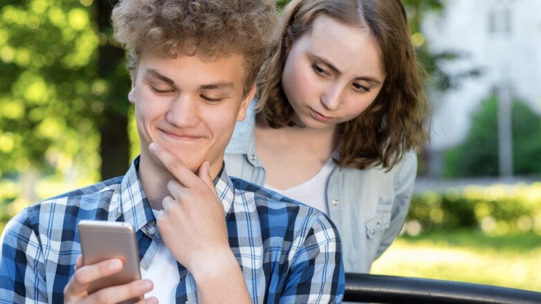 Apple сделает iPhone общими