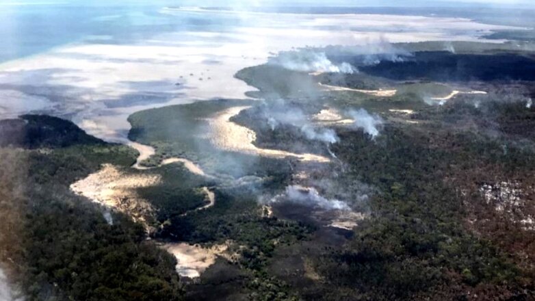 Жителей крупнейшего песчаного острова Фрейзер призвали эвакуироваться из-за пожара
