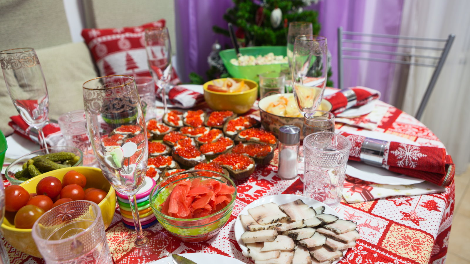 Праздничный стол 2024 года. Накрытый новогодний стол. Новогодний стол с едой в России. Большой новогодний стол в России. Новогодний уютный стол с едой.