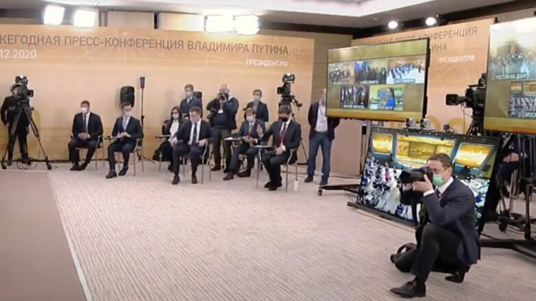 Путин призвал не уравнивать зарплаты учителей и уборщиц