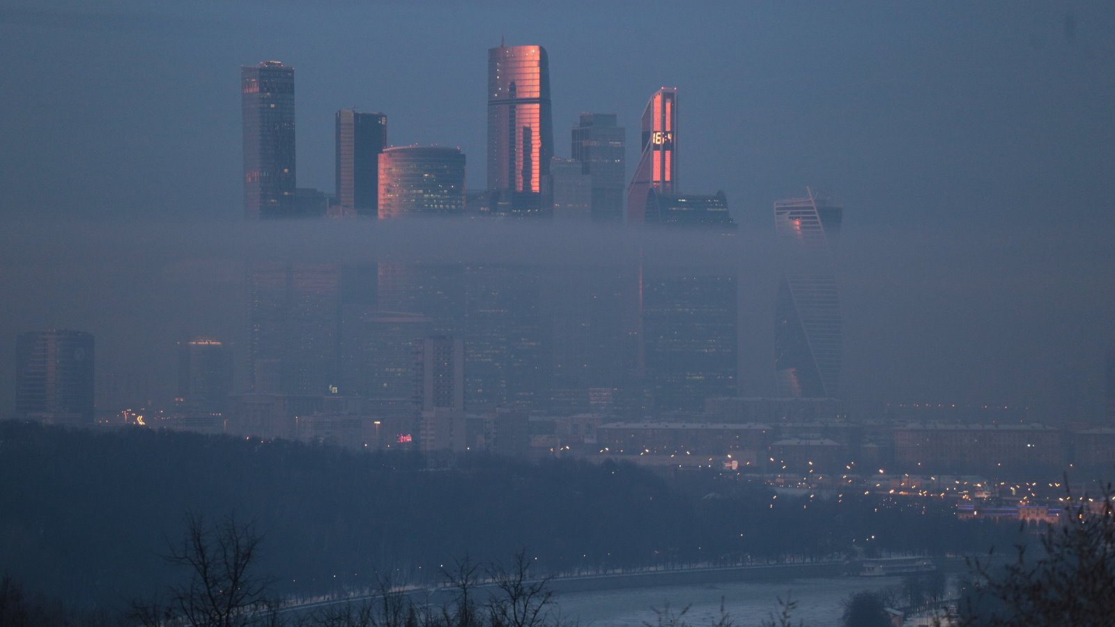 Москвичей предупредили о тумане до утра 25 января