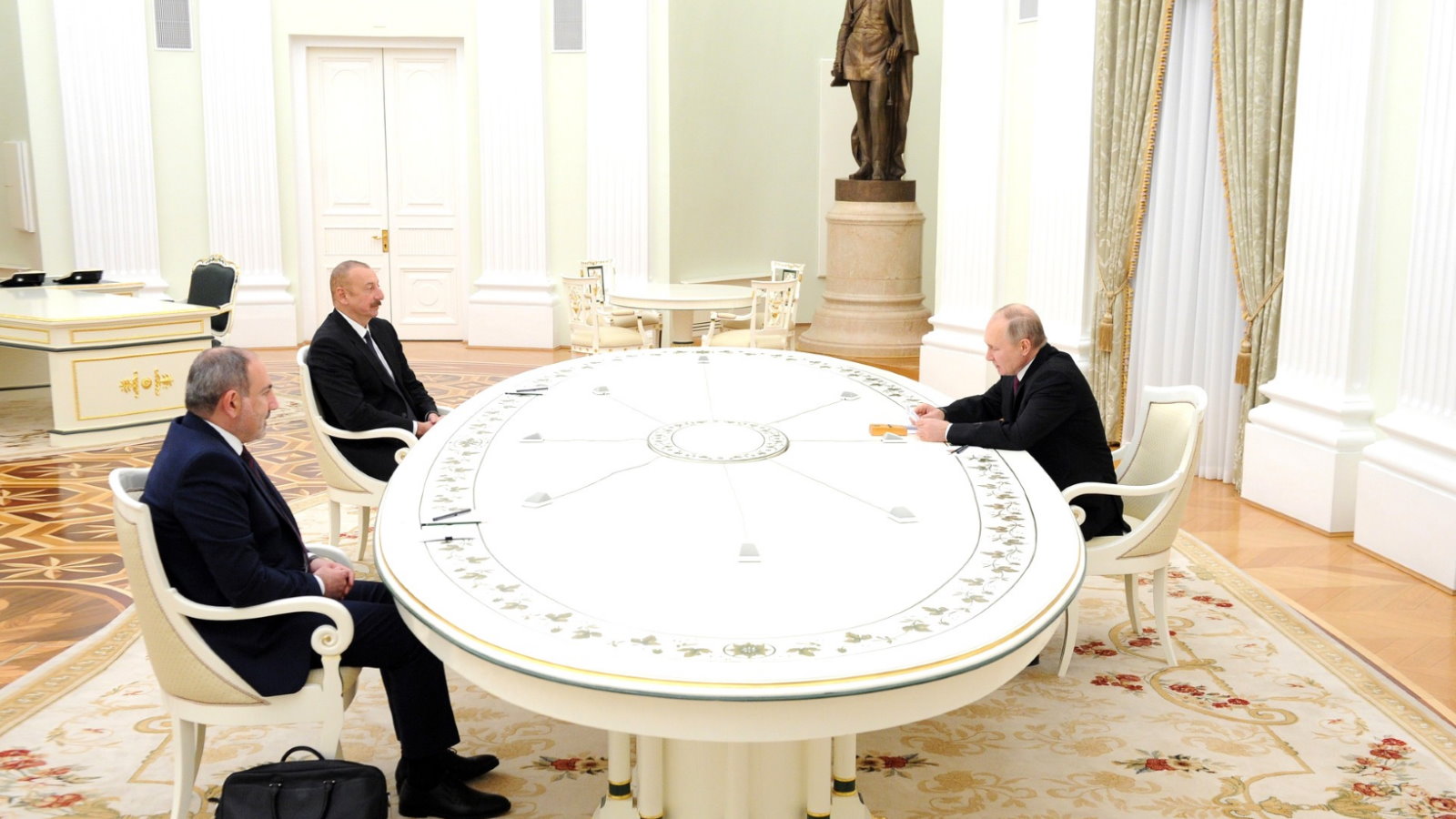 Путин, Алиев и Пашинян подписали совместное заявление о развитии ситуации в Карабахе