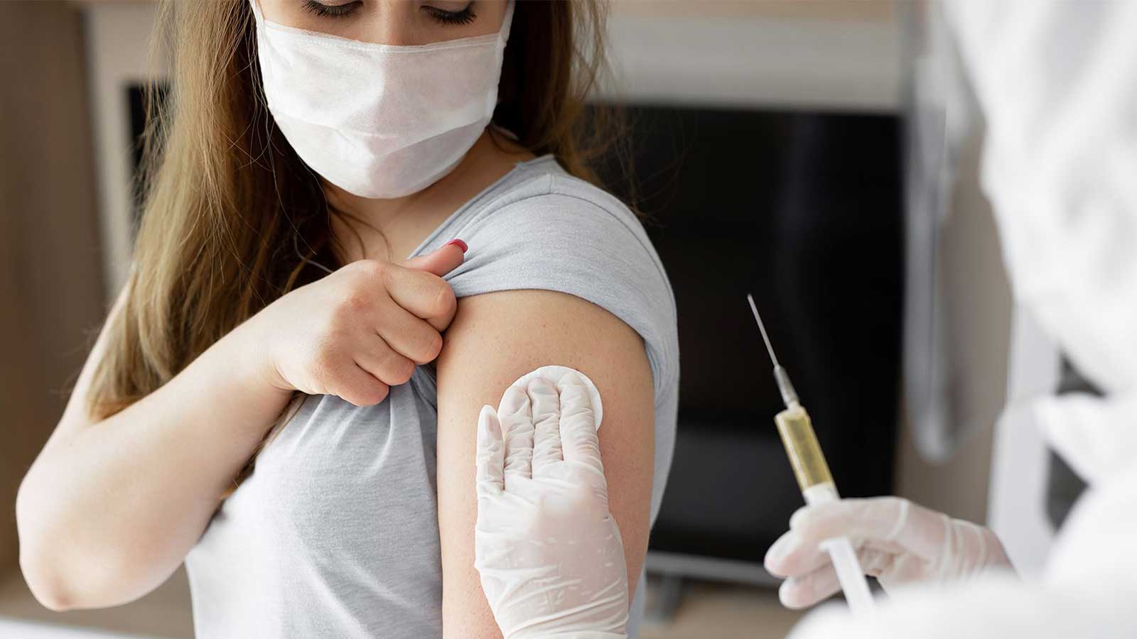 В январе вакцинацию от COVID-19 смогут пройти новые категории москвичей