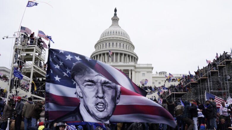 Сторонники Дональда Трампа собрались на ступенях Капитолия в Вашингтоне