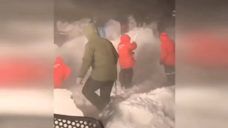 При сходе лавины под Норильском пострадали два человека