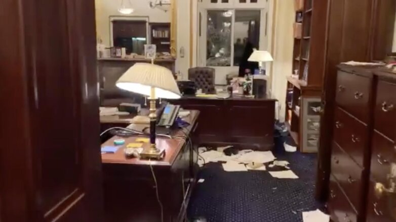 Один из кабинетов Капитолия после погрома попал на видео