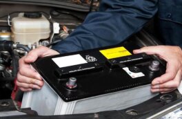 Водителям объяснили, зачем под аккумулятор в автомобиле кладут коврик