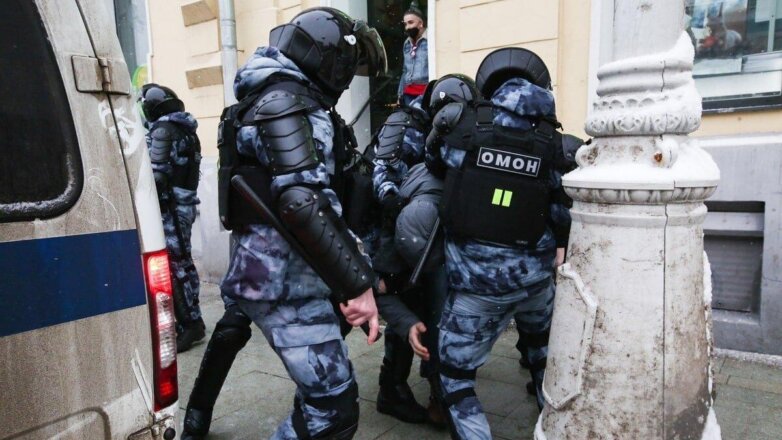 В центре Москвы начали задерживать возможных участников незаконной акции