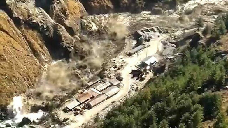 Власти Индии сообщили о семи погибших при сходе ледника