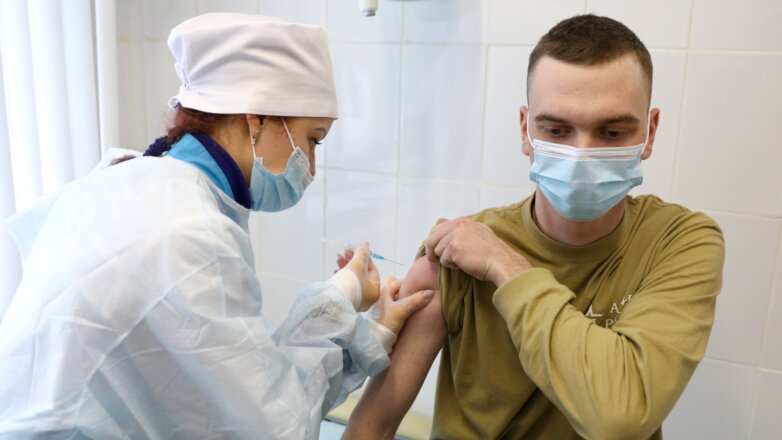 Прямое показание к вакцинации от COVID-19 назвал эндокринолог