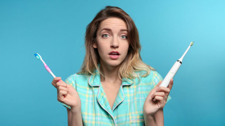 Стоматологи объяснили, как правильно выбрать зубную щетку