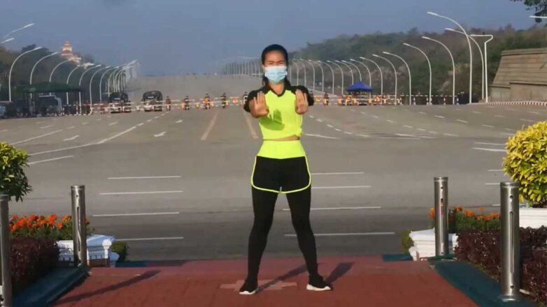 Девушка станцевала на фоне военного переворота в Мьянме 1 февраля: видео