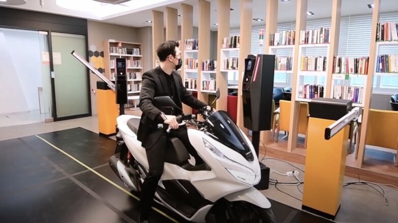 Биометрическую парковку для мотоциклов показали на видео