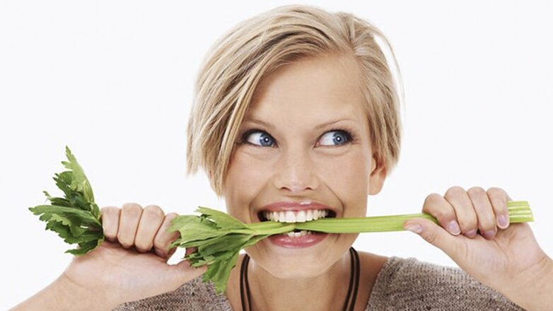 Диетолог раскрыла список способных отбелить зубы продуктов