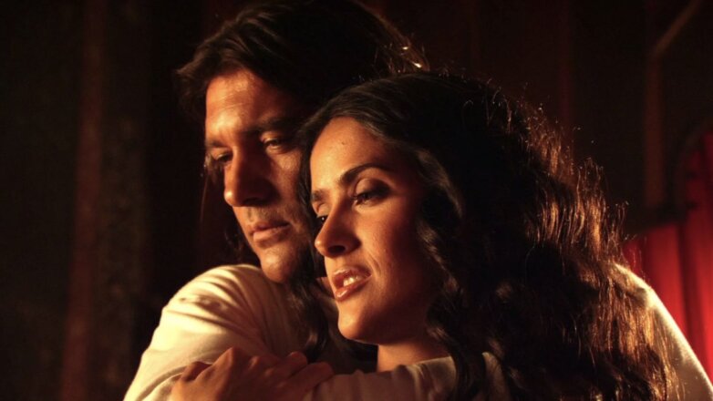 Сальма Хайек раскрыла секрет эротической сцены с Бандерасом в "Отчаянном"