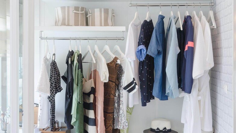 Названы главные ошибки в хранении одежды