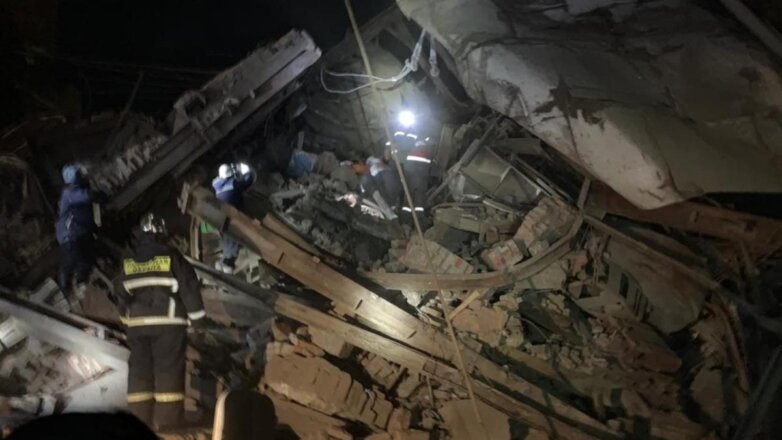 После обрушения цеха в Норильске один пострадавший скончался в скорой