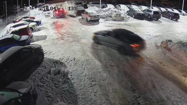 Массовый угон из автосалона попал на видео