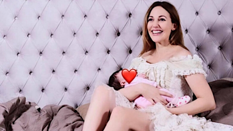 Сыгравшая Хюррем Мерьем Узерли показала новорожденную дочь и интерьер дома