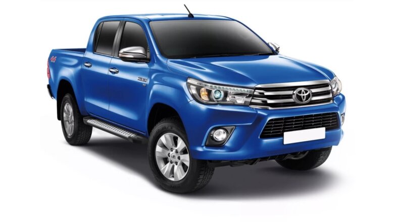 Российский пикап Toyota Hilux получил бензиновый мотор