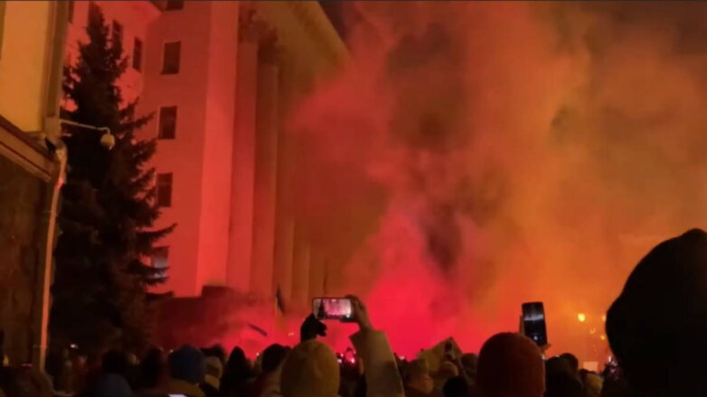 Украинские националисты забросали офис Зеленского петардами