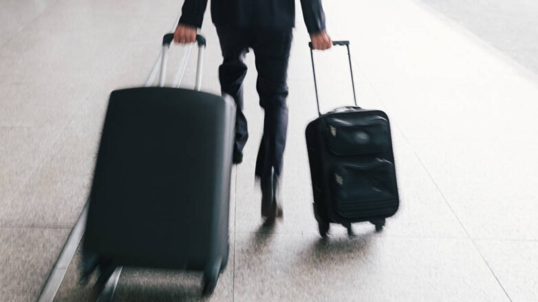 "Коммерсантъ": в России резко увеличилось количество деловых поездок за рубеж