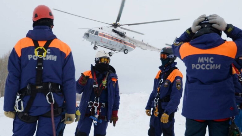 В группе, попавшей под лавину под Мурманском, находятся 13 детей