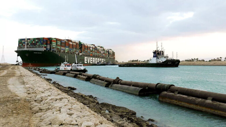 Очевидцы сняли на видео первые кадры движения контейнеровоза Ever Green