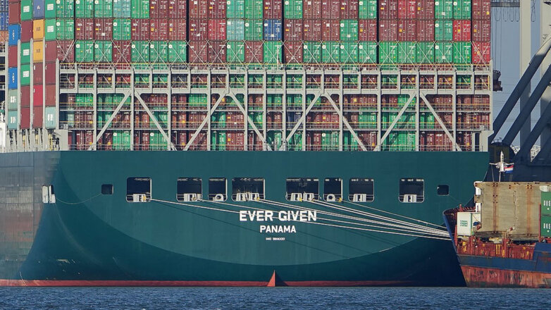 СМИ: заблокировавший Суэцкий канал корабль могут снять с мели 27 марта