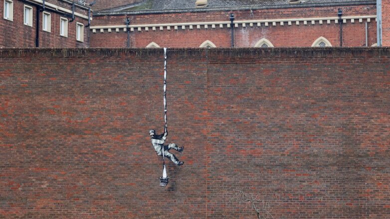 Бэнкси показал, как рисовал граффити на стене тюрьмы в Рединге: видео