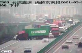 В Китае дорогу перегородил грузовик фирмы, чье судно заблокировало Суэцкий канал