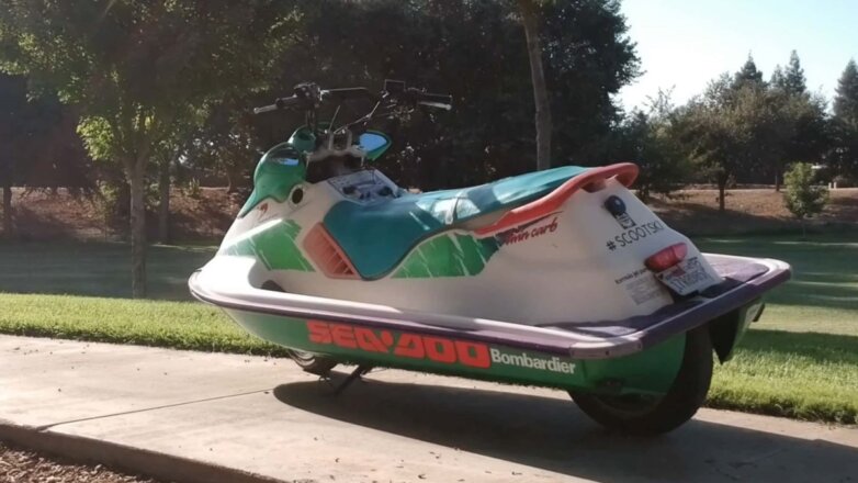 Американец стал звездой интернета после того, как проехал по асфальту на водном мотоцикле