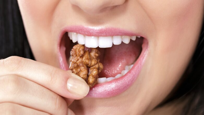 Медик назвала полезные перекусы, которые помогут очистить зубы от налета