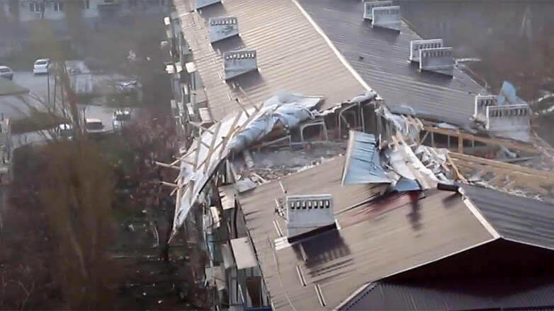 Ураган в Новороссийске срывал крыши и бросал мусорные контейнеры: видео