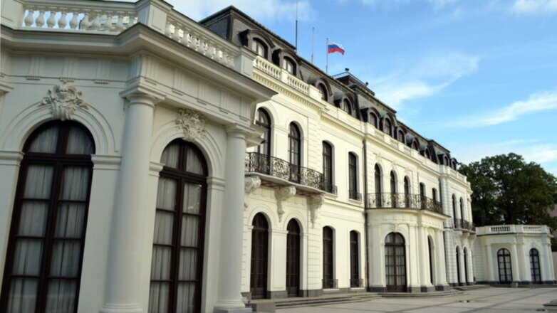 Покидающие Чехию российские дипломаты вылетят в Москву