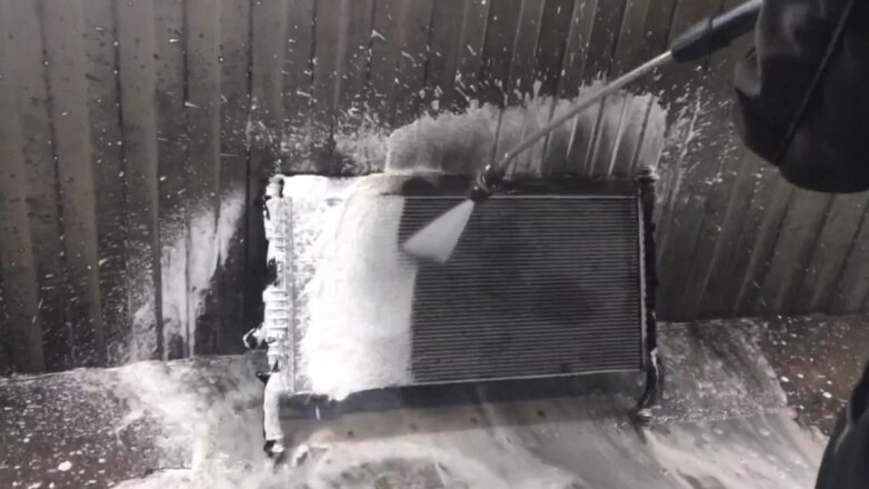 Подготовка автомобиля к весне: когда мыть радиатор и как делать это правильно