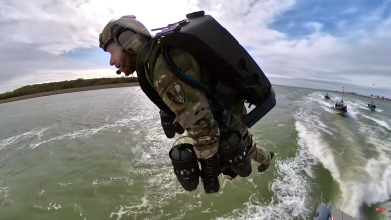 Спецназ Нидерландов на учениях захватил судно с помощью реактивного ранца: видео