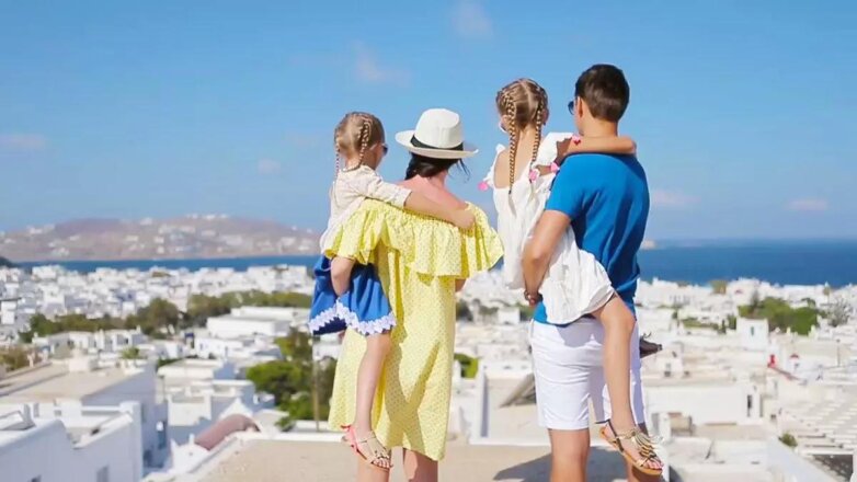 Ограничения для туристов продлили в Греции