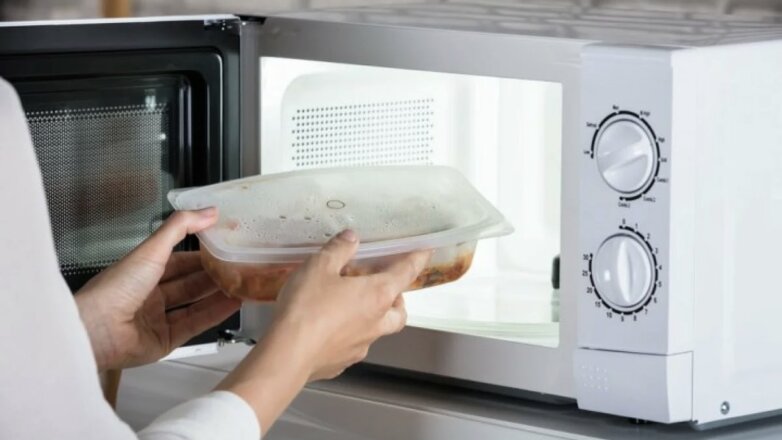 Об опасностях разогретой в микроволновке пищи рассказали эксперты