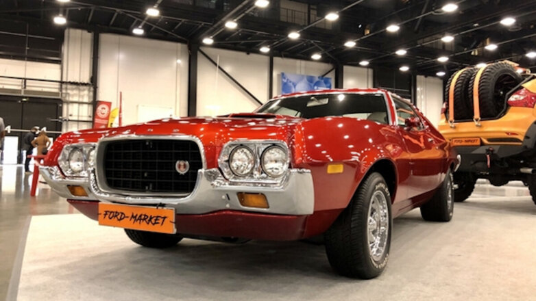 На Петербургском автосалоне показали электрокар Tesla и автомобиль из "Назад в будущее"