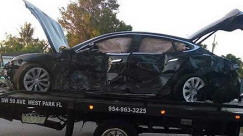 Tesla въехала в дом на скорости 160 км/ч, но водитель выжил