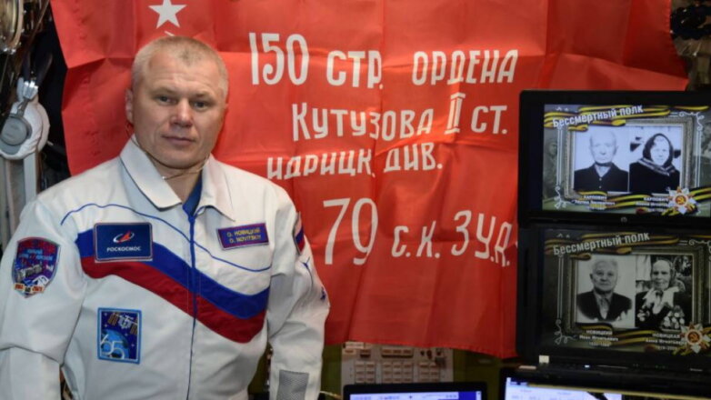 Российский космонавт развернул копию Знамени Победы на МКС