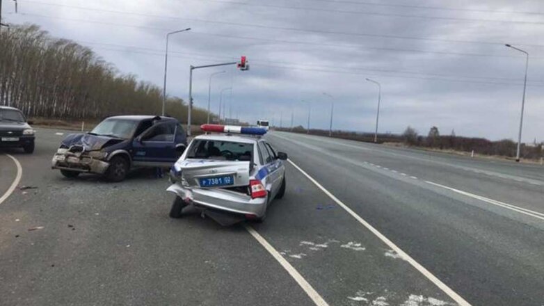 Водитель протаранил автомобиль ДПС на трассе в Башкирии
