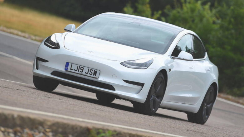 Компания Tesla добавила поддержку русского языка в свои электрокары