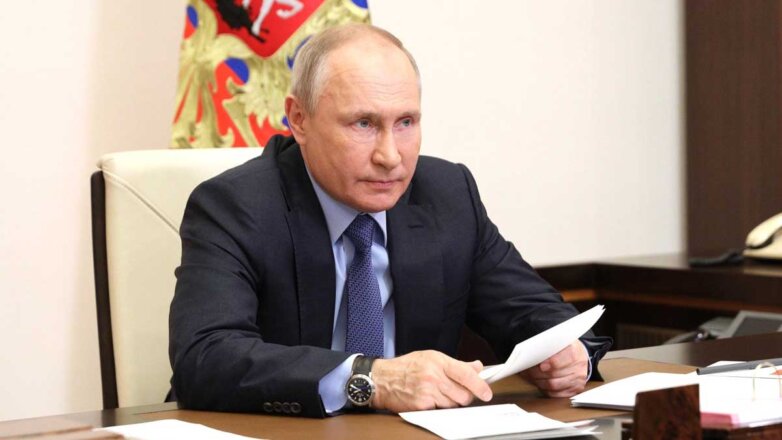 Путин поручил начать выплаты опекунам детей