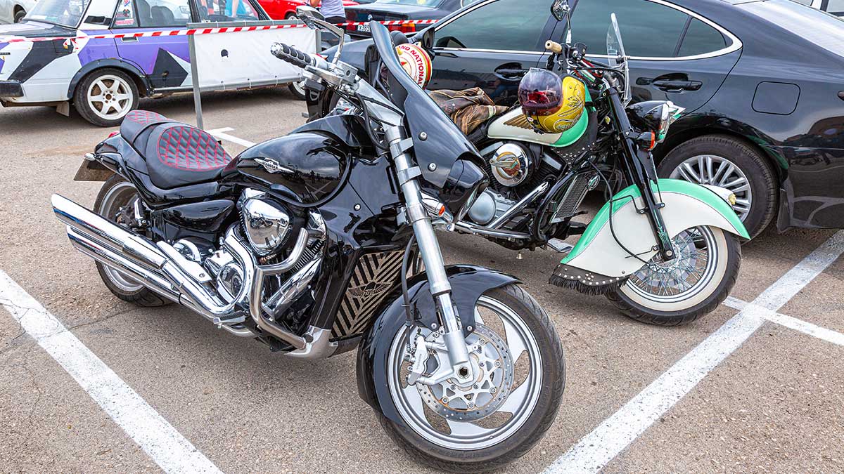 Мотоциклы на парковке