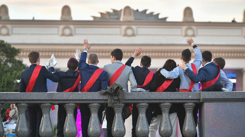 Запретить продажу алкоголя в дни последних звонков и выпускных предложили в Госдуме