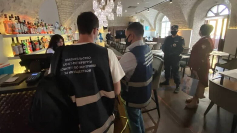 Более 100 кафе и магазинов Петербурга проверили на нарушение ограничений по COVID-19